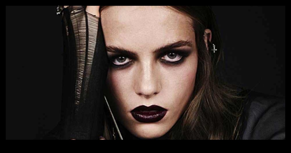 جلام يلتقي القوطي: استكشاف أنماط ماكياج داكنة براقة مع حافة