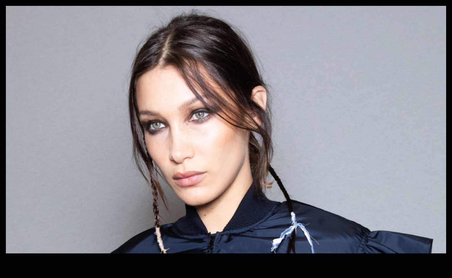 جلام يلتقي القوطي: استكشاف أنماط ماكياج داكنة براقة مع حافة