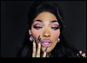 جلام يلتقي القوطي: استكشاف أنماط ماكياج داكنة براقة مع حافة
