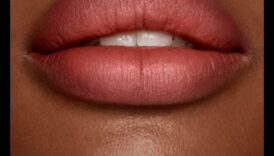 جاذبية الشفاه العارية: استكشاف بساطة مكياج الشفاه الطبيعي