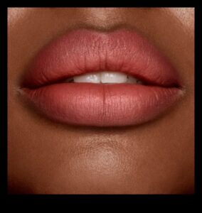 جاذبية الشفاه العارية: استكشاف بساطة مكياج الشفاه الطبيعي