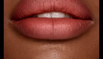 جاذبية الشفاه العارية: استكشاف بساطة مكياج الشفاه الطبيعي