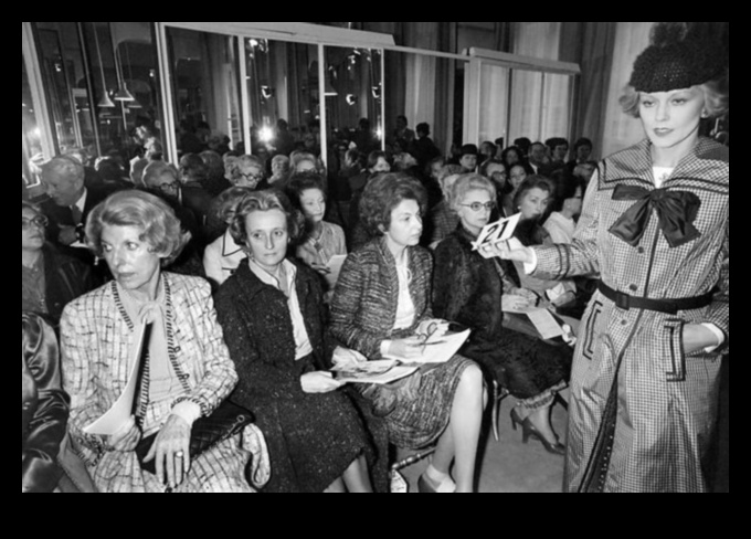 إعادة النظر في أزياء عروض الأزياء باعتبارها تمردًا فنيًا نظرة على تاريخ عروض الأزياء وكيف تطورت إلى منصة للتعبير الإبداعي. 4 إعادة النظر في المدرج: الموضة باعتبارها تمردًا فنيًا