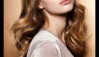 لا تشوبه شائبة وعارية: الكشف عن أسرار المكياج الطبيعي البسيط