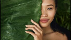 دمج المكياج الطبيعي في روتين العناية بالبشرة: نهج متناغم