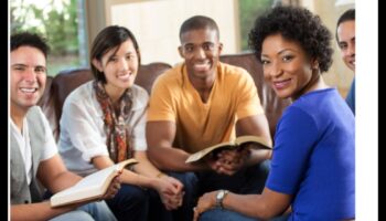 الصالة الأدبية: كتب ومستلزمات القراءة لدودة الكتب