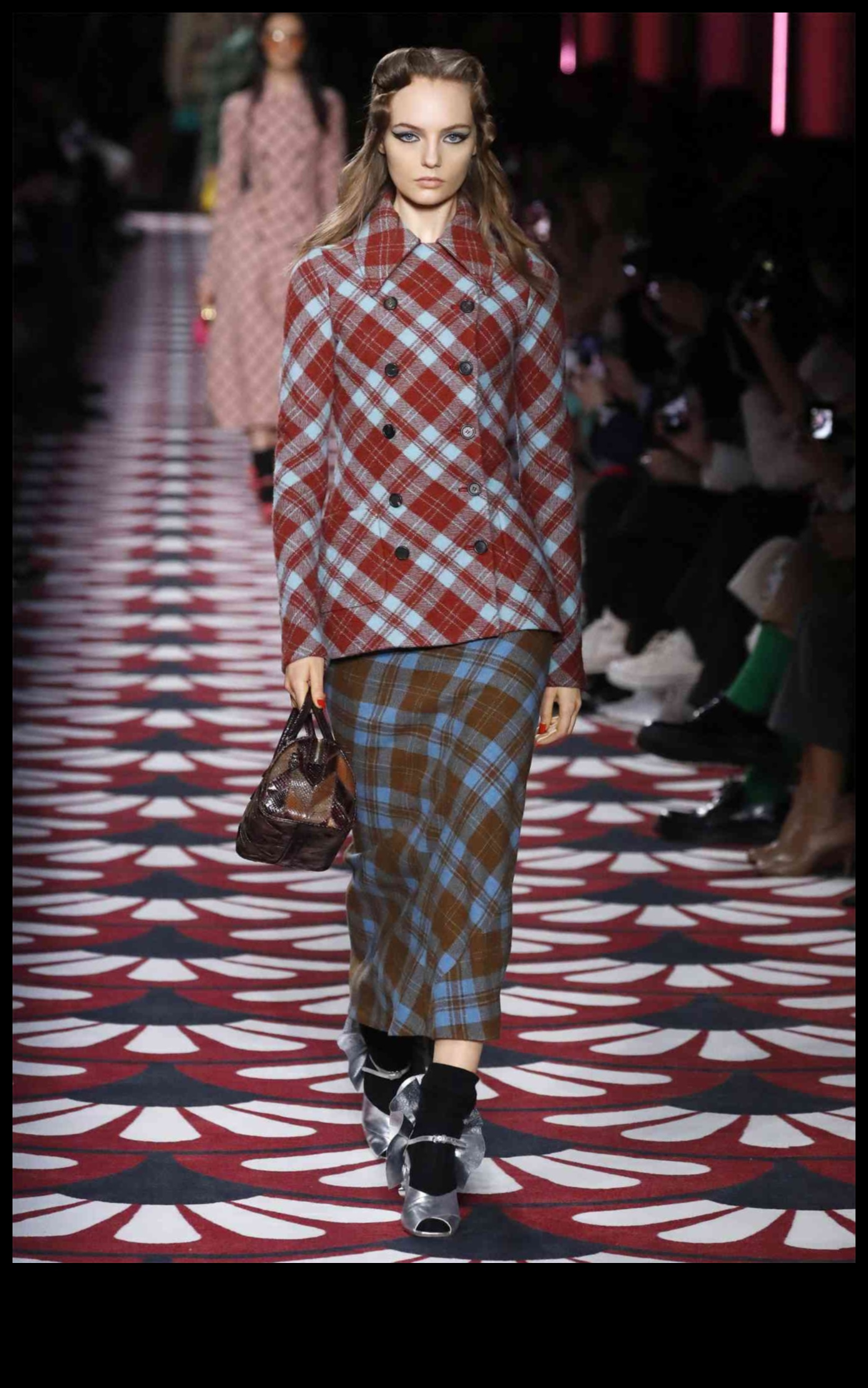 موكب الطباعة: خلط الأنماط للأزياء الجريئة والعصرية