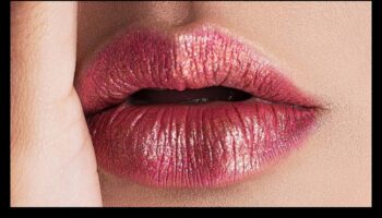 أعجوبة معدنية: دمج ملمع الشفاه المعدني في مظهرك