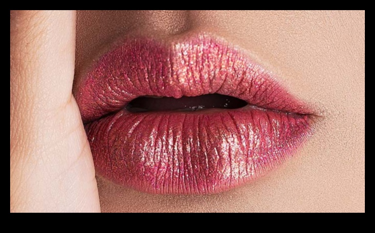 أعجوبة معدنية: دمج ملمع الشفاه المعدني في مظهرك